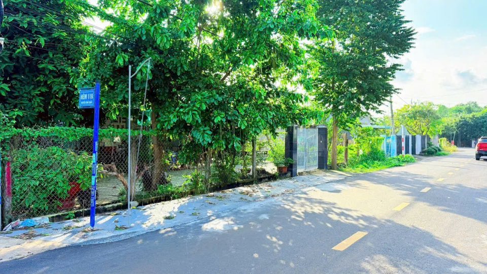 Nhà vườn trái cây Đất Đỏ góc hai mặt tiền giá 6 tỷ